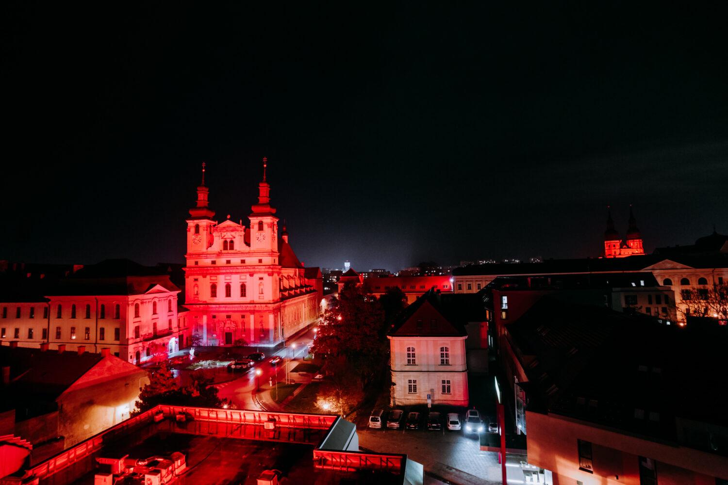 Červená streda: Slovensko v stredu žiarilo načerveno, ľudia sa postavili za slobodu vierovyznania