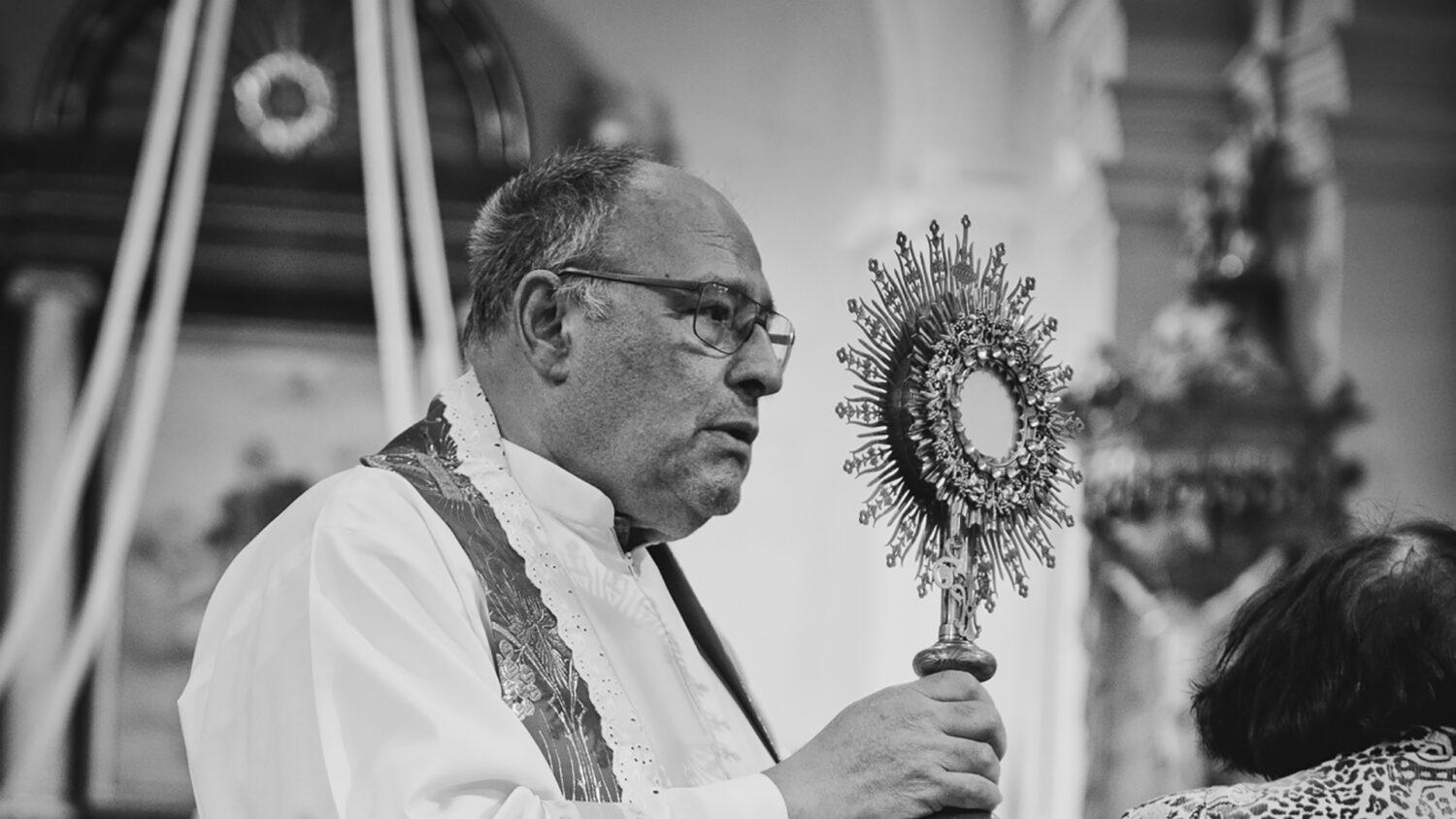 Exorcista Elias Vella: Prikázal som diablovi, aby sa uklonil pred Eucharistiou