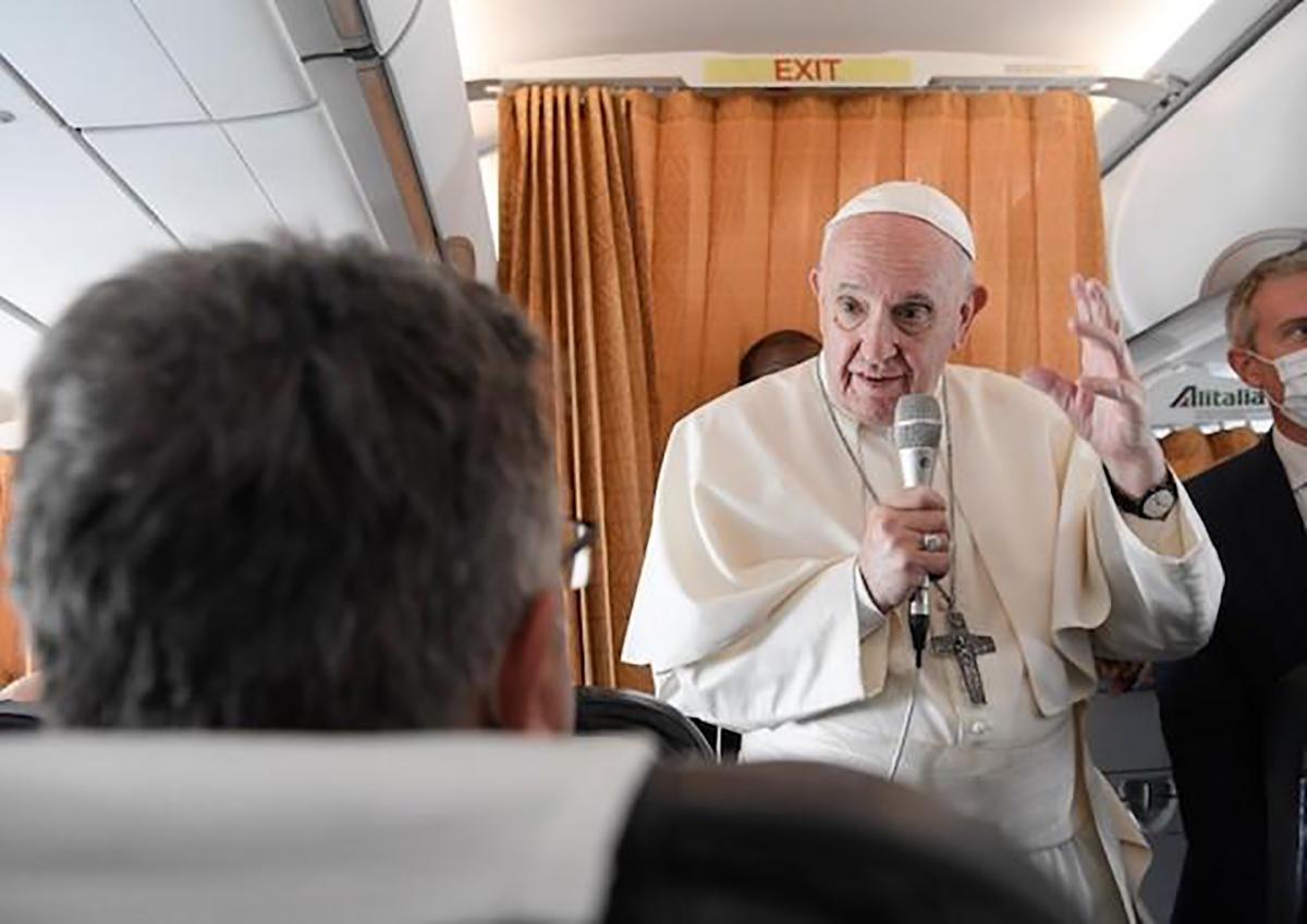 Pápež pri tlačovej konferencii v lietadle: Nikdy som neodmietol podať Eucharistiu