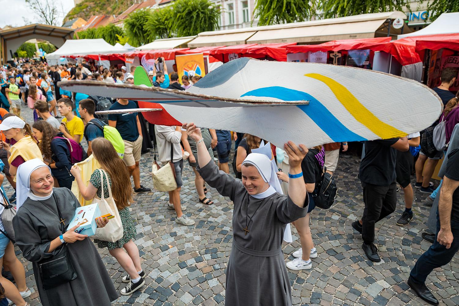 Zasvätení a mladí naplnili trenčianske námestie