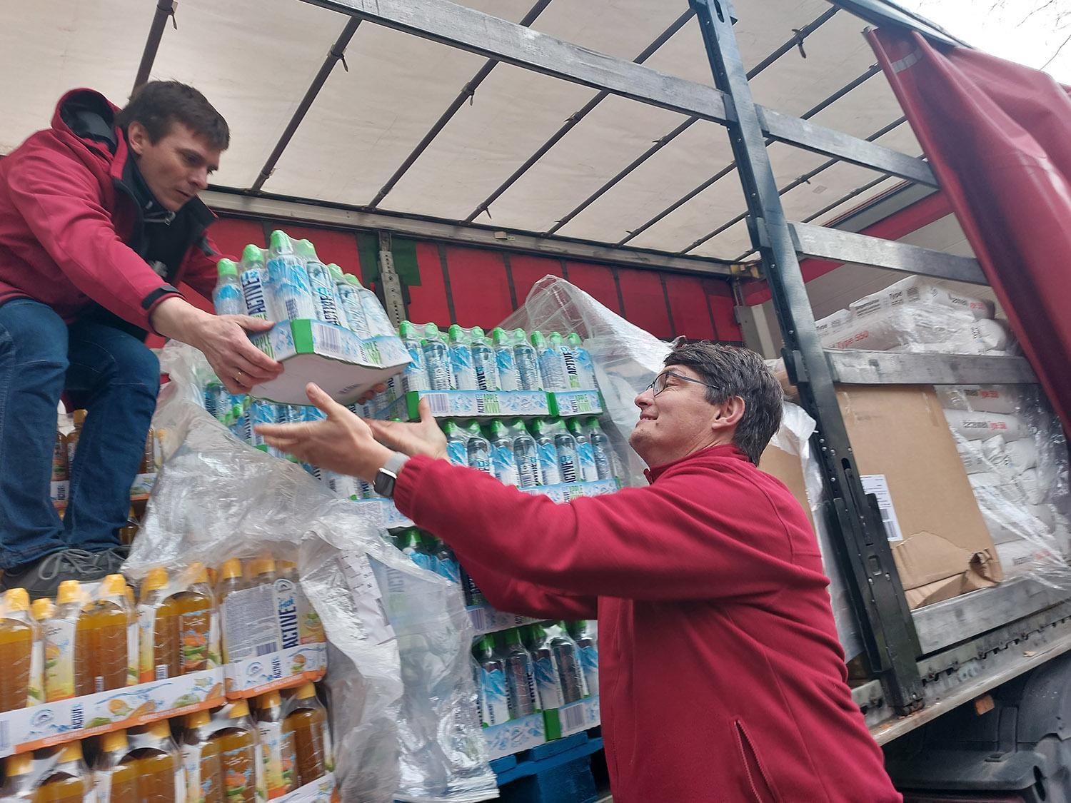 Mladí dobrovoľníci pomohli núdznym na Slovensku