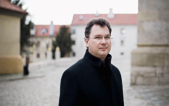 Morálny teológ Michal Vivoda: Ak umelá inteligencia slúži pravde a láske, je pomocníčkou. Ak ich nahrádza, je to problém