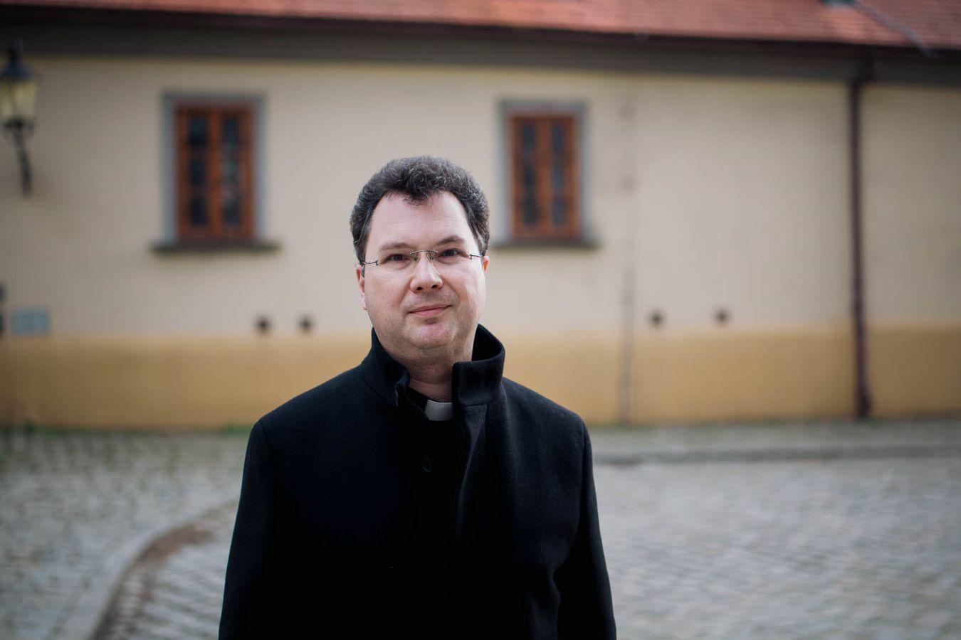 Morálny teológ Michal Vivoda: Ak umelá inteligencia slúži pravde a láske, je pomocníčkou. Ak ich nahrádza, je to problém