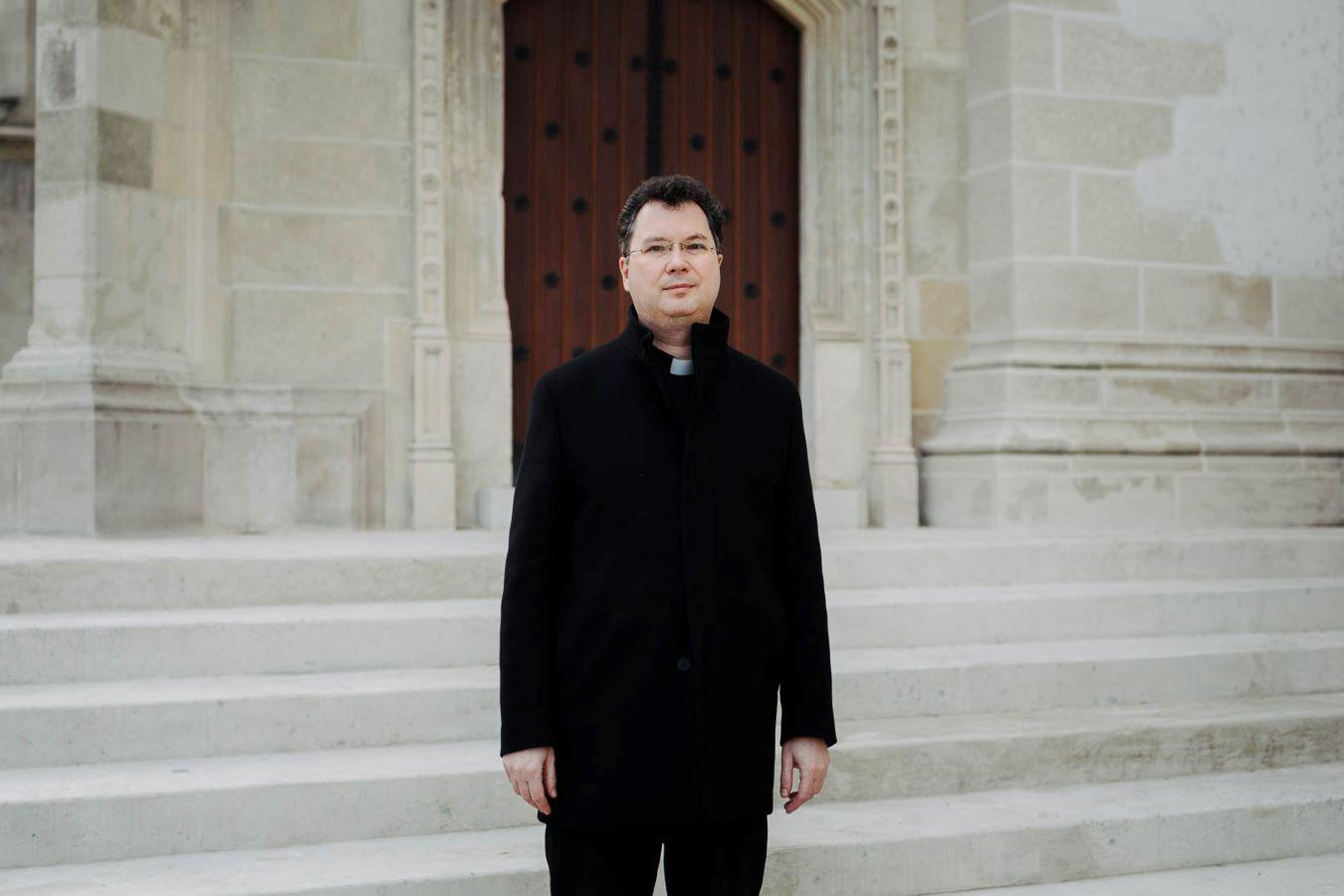 Morálny teológ Michal Vivoda: Ak umelá inteligencia slúži pravde a láske, je pomocníčkou. Ak ich nahrádza, je to problém