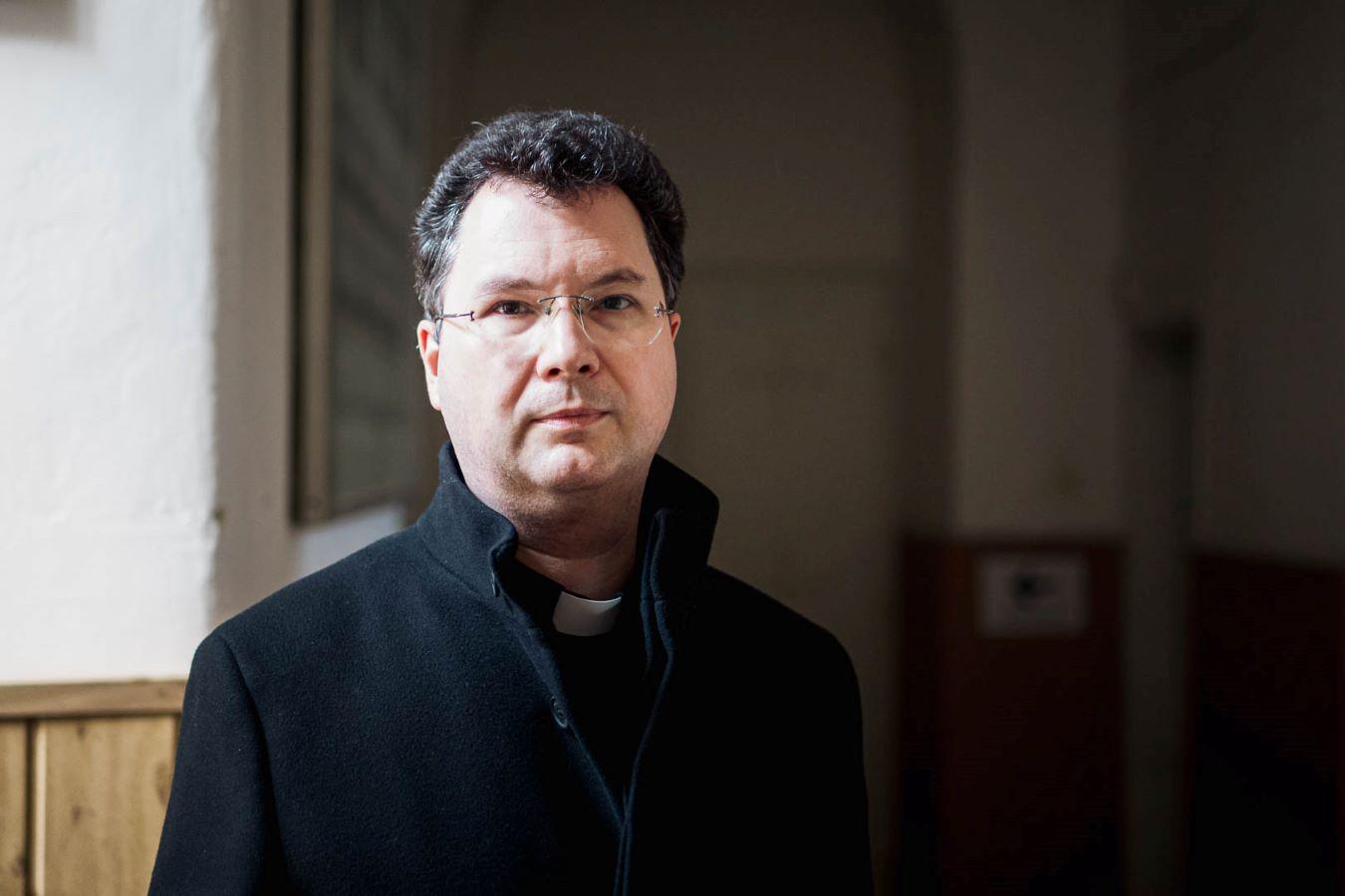 Morálny teológ Michal Vivoda: Ak umelá inteligencia slúži pravde a láske, je pomocníčkou. Ak ich nahrádza, je to problém