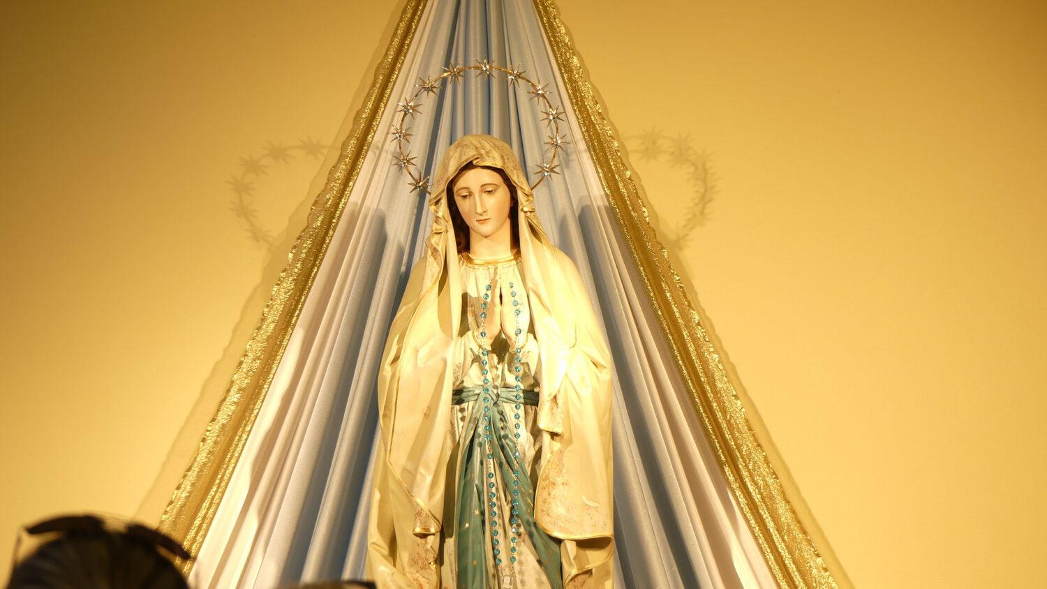 Nie, katolíci sa neklaňajú Márii