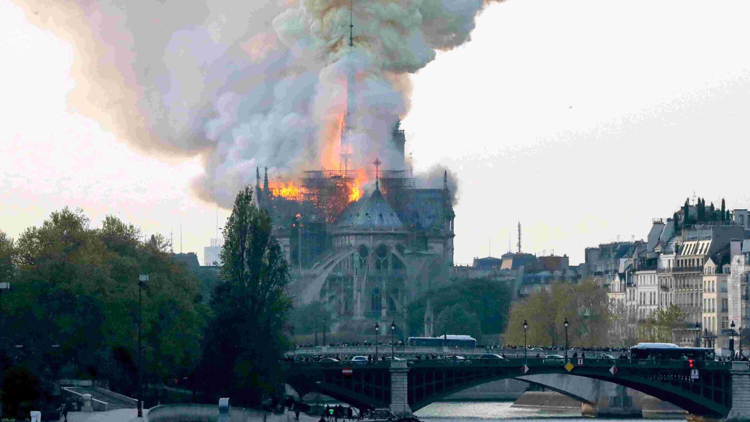 Horela Notre-Dame! Horí francúzska cirkev!