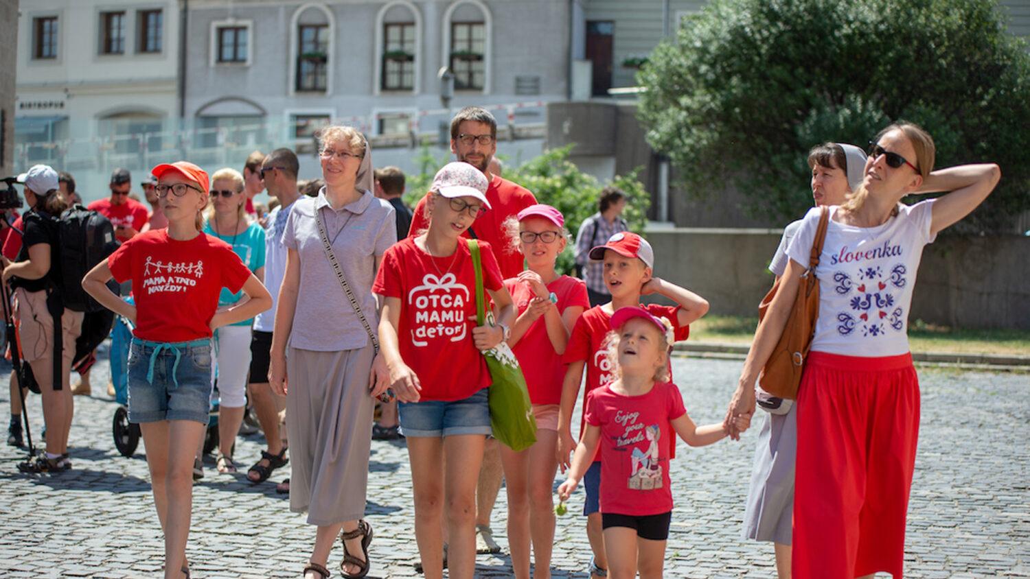 Hrdí na rodinu kráčali v uliciach Bratislavy (fotoreportáž)