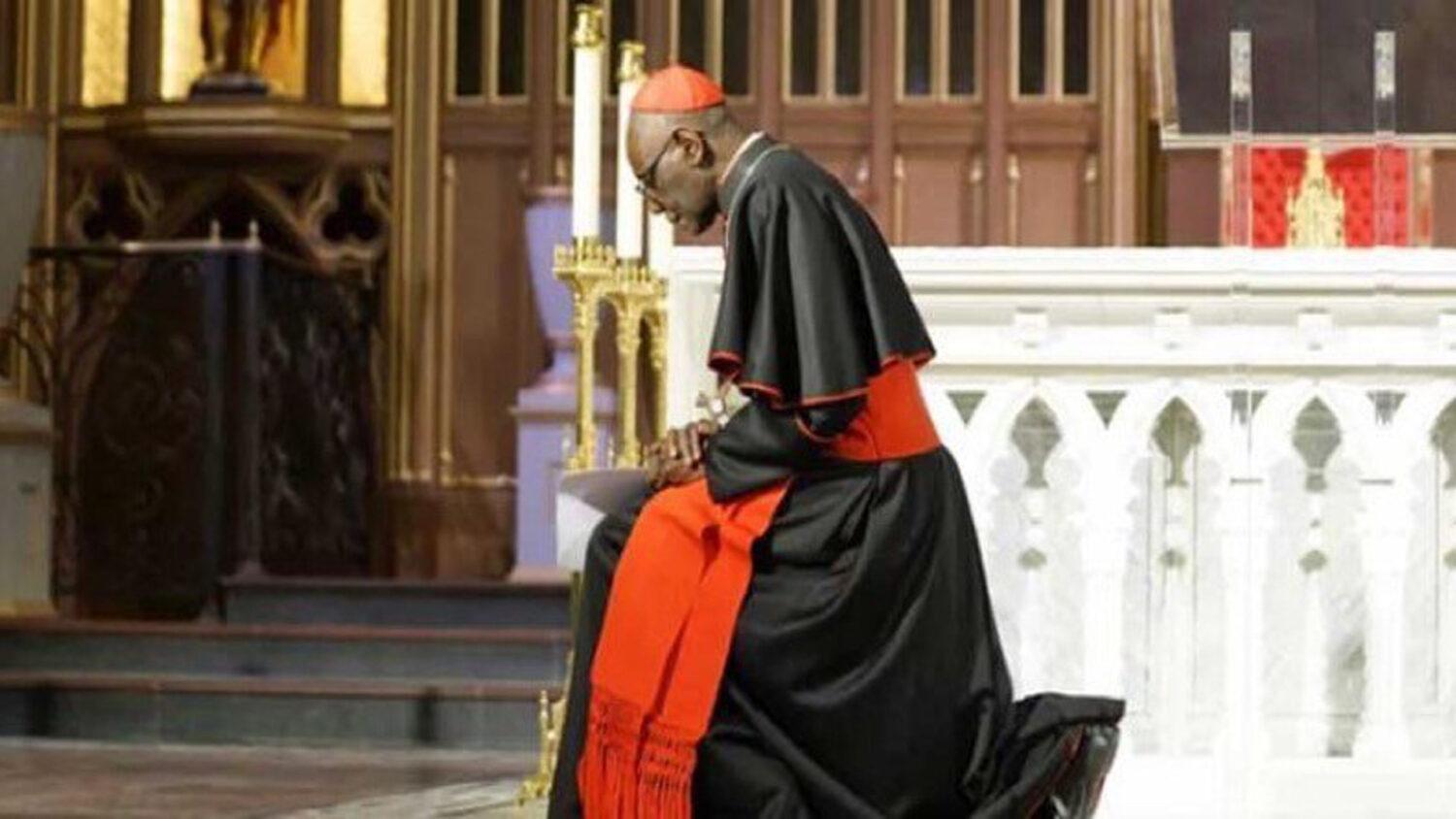 Kardinál Sarah: Človek na kolenách je mocnejší ako svet