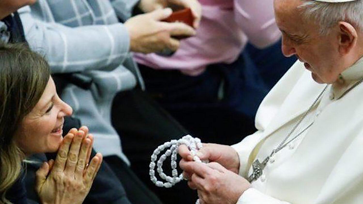 List pápeža Františka na mesiac máj: Modlime sa ruženec v domácnosti
