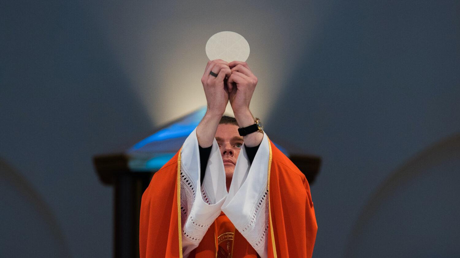 Kardinál Sarah: Potrebujeme kňazov ako mužov modlitby