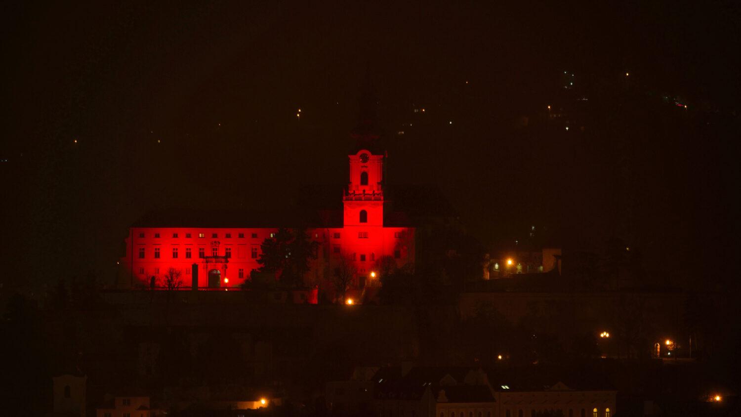 Pamiatky na celom Slovensku sa zahalili do červenej farby. Slovensko si pripomenulo prenasledovaných pre vieru