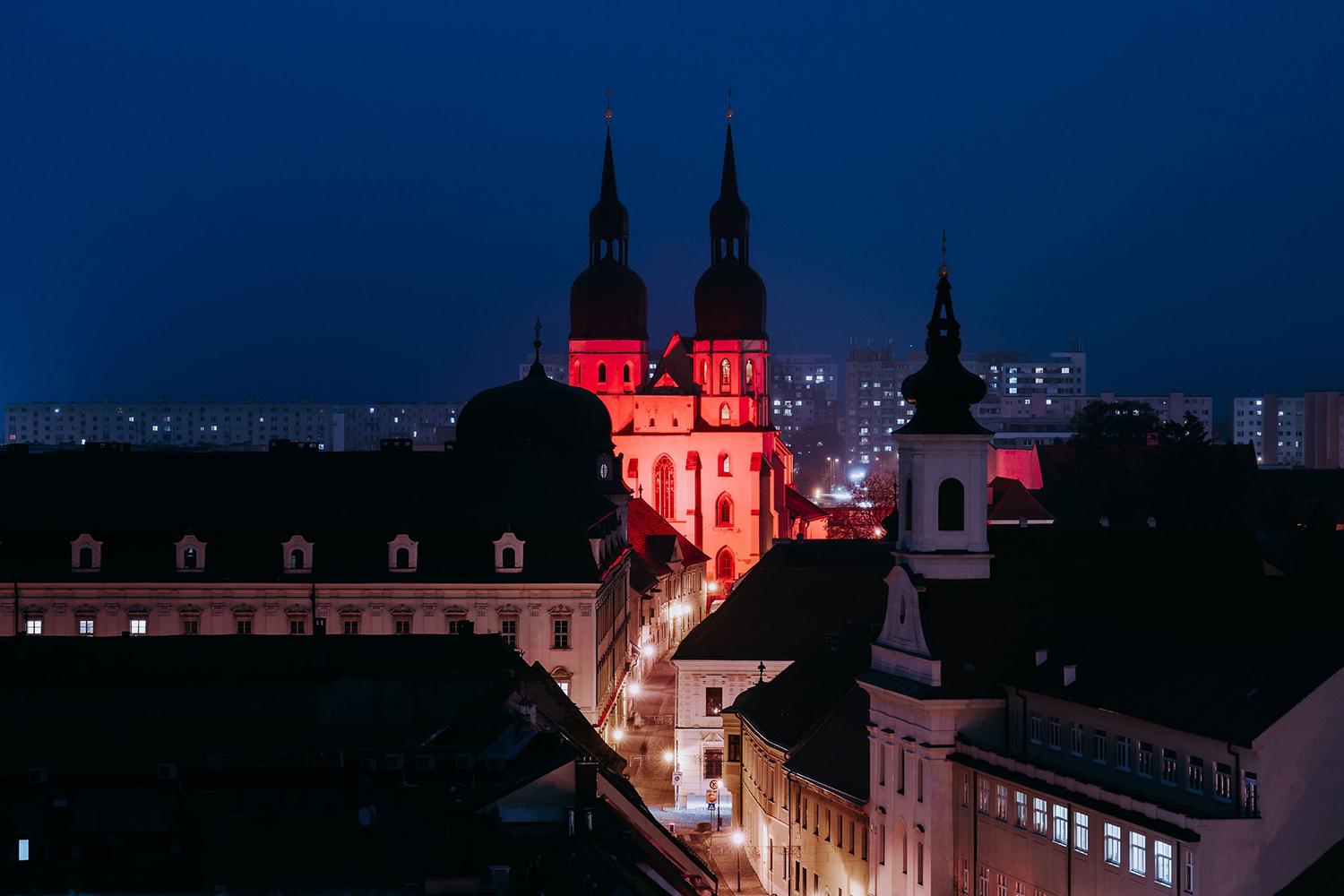 Pamiatky na celom Slovensku sa zahalili do červenej farby. Slovensko si pripomenulo prenasledovaných pre vieru
