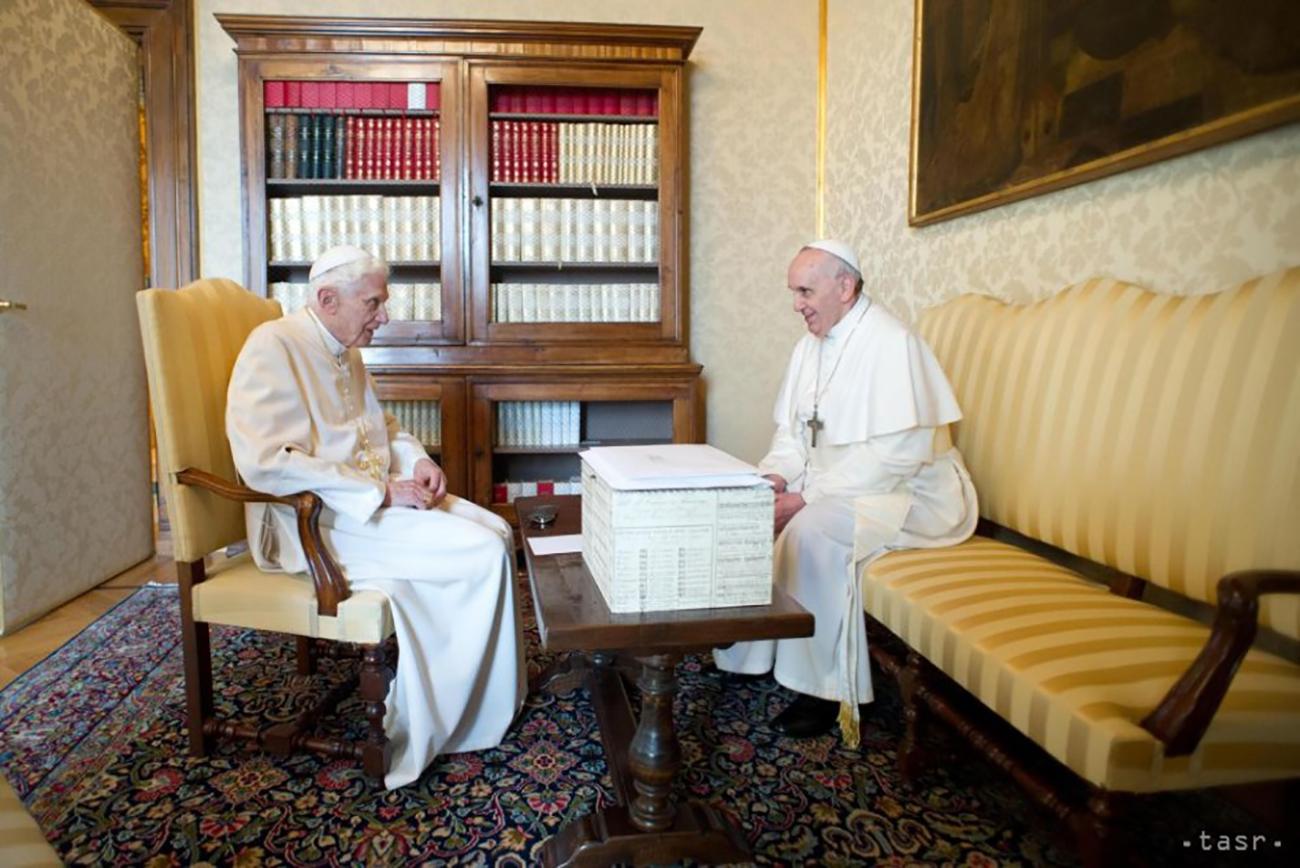 Pápež František a Benedikt XVI. dostali vakcínu proti COVID-19