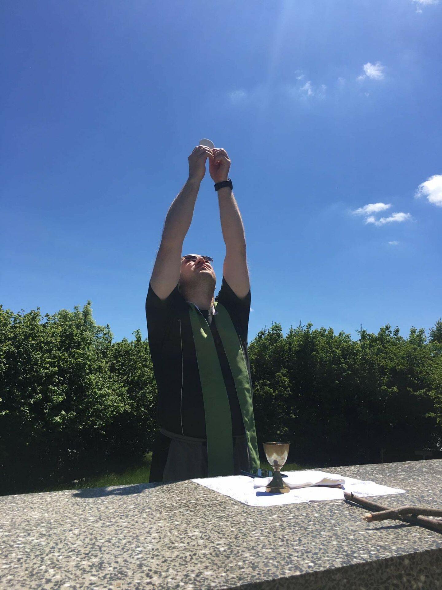 Ako predchádzať vyhoreniu? Tipy a svedectvo kňaza Martina Harčára