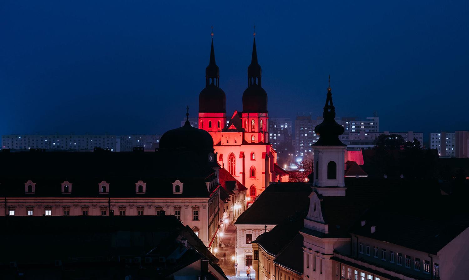 Červený bude Bratislavský hrad, Most SNP, i socha v oravskom Kline. Slovensko pridáva svoj hlas k celosvetovej akcii