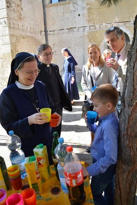 Sestra Ulrika: Dieťa sa naučí dôverovať Bohu, ak vidí rodičov pri modlitbe a v harmonickom vzťahu