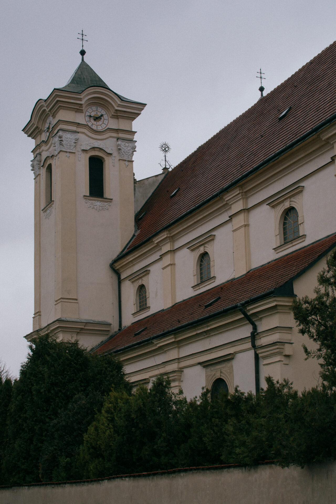 Za múrmi kláštora františkánov: Radosť, jednoduchosť, humor a pivo