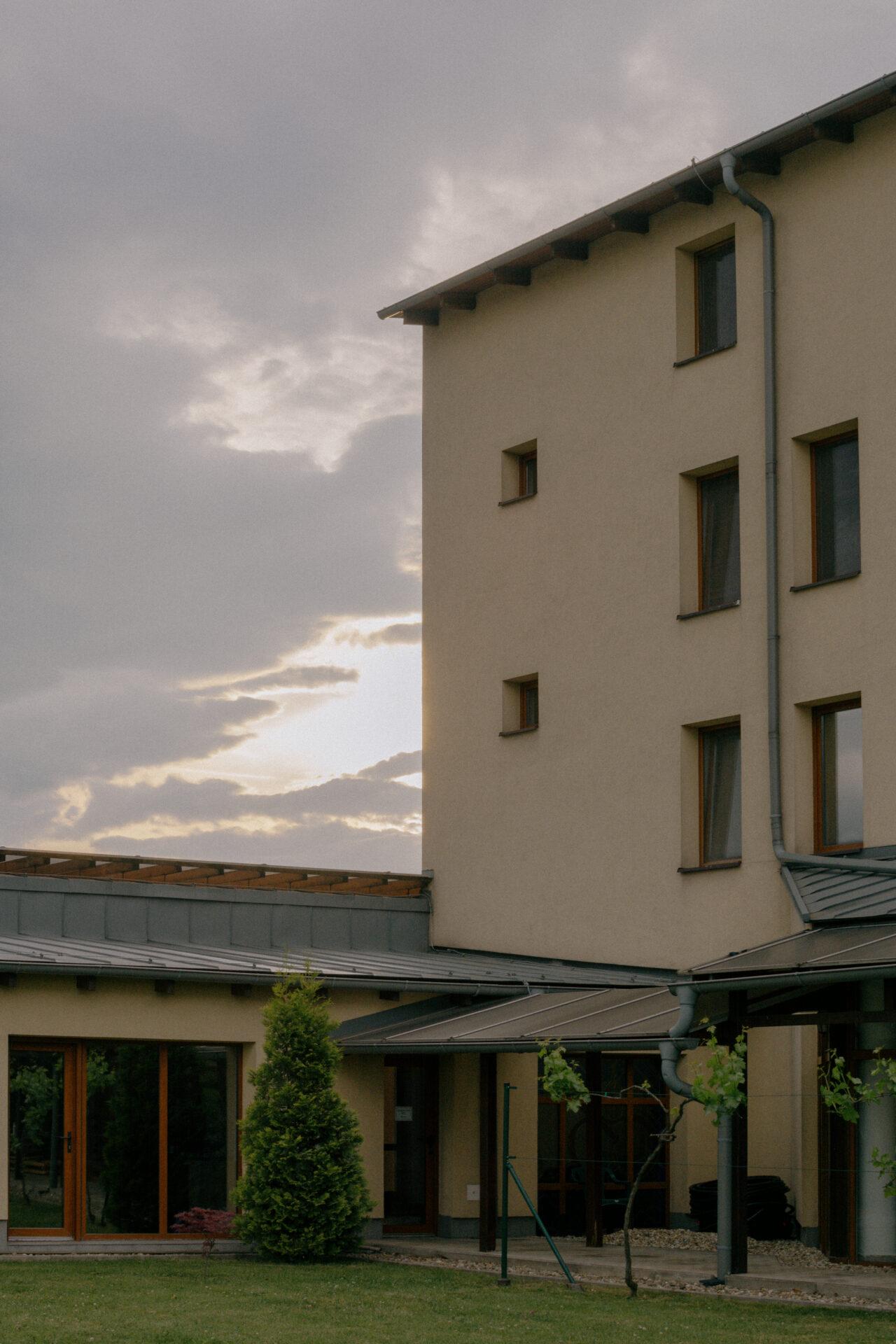 Za múrmi kláštora augustiniánov: Humor, všestrannosť a kyslé hrozno