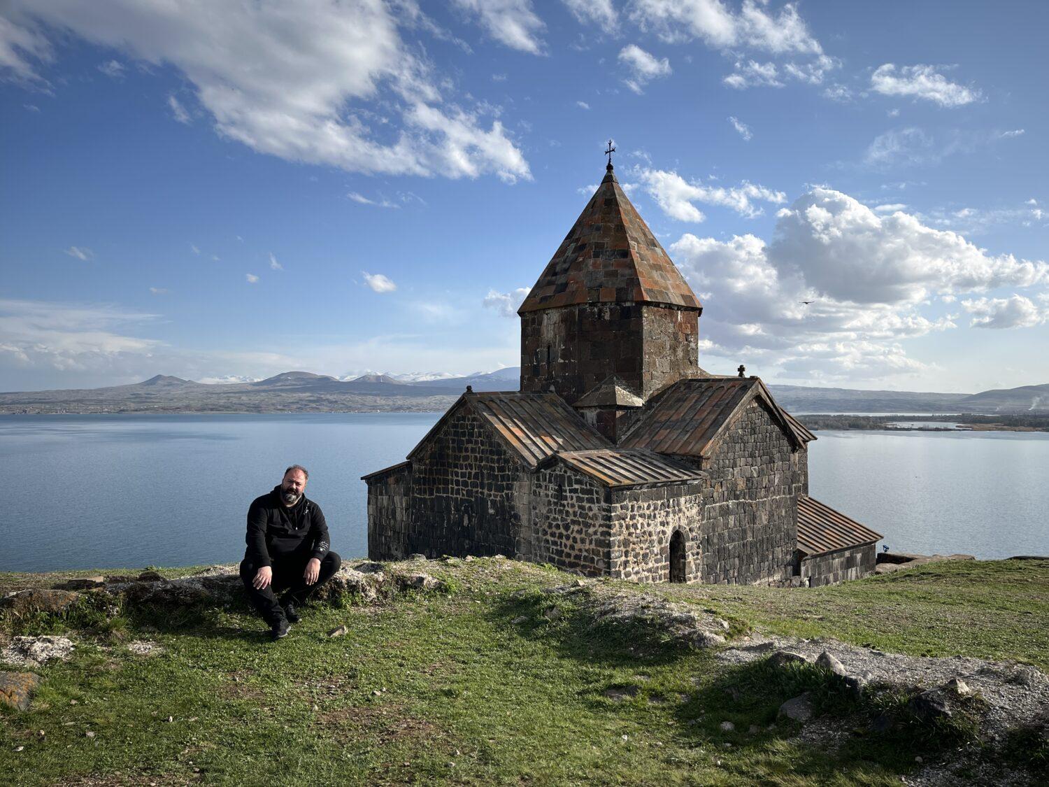 Dve uši na počúvanie, žiadne ústa na súdenie